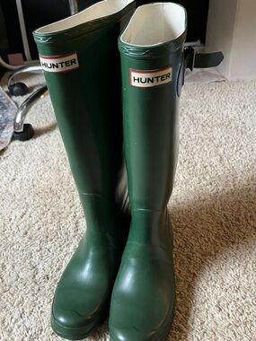 Hunter Original Tall Rain Boots in Dark Green 8M/9F